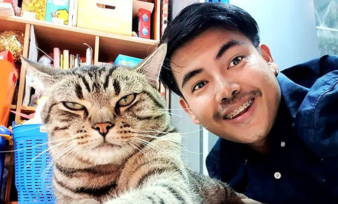 Мужчина установил камеру в спальне и увидел, что каждую ночь кот садится рядом с лицом и смотрит