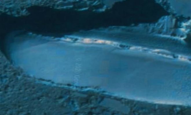 Корабль во льдах Антарктиды: спутниковый археолог увидел неизвестное судно, лежащее на боку в ледовом плену