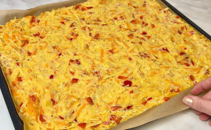 Натрите картошку, добавьте яйца. Вкуснее любой пиццы, сытнее пирога