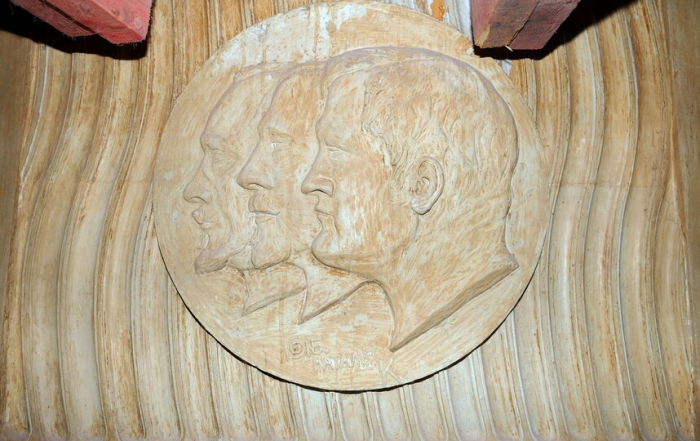 В Доме Радио под потолком обнаружили барельеф – портрет архитекторов здания