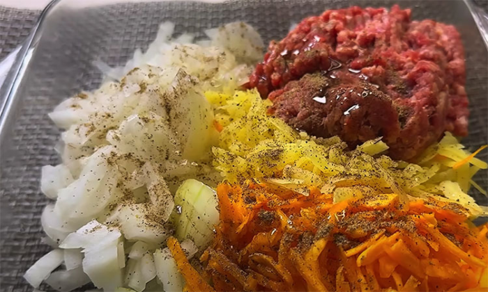 Восточные манты с сочной начинкой и ароматным томатным соусом