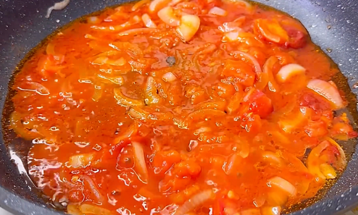 Восточные манты с сочной начинкой и ароматным томатным соусом