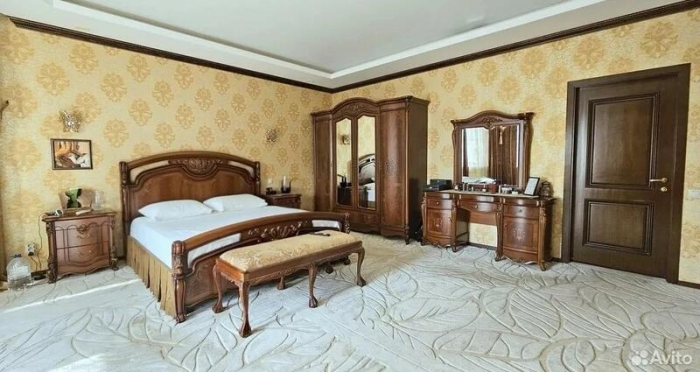 В Барнауле продают "дом мечты за полцены" с единорогом и ванной комнатой кровавых оттенков