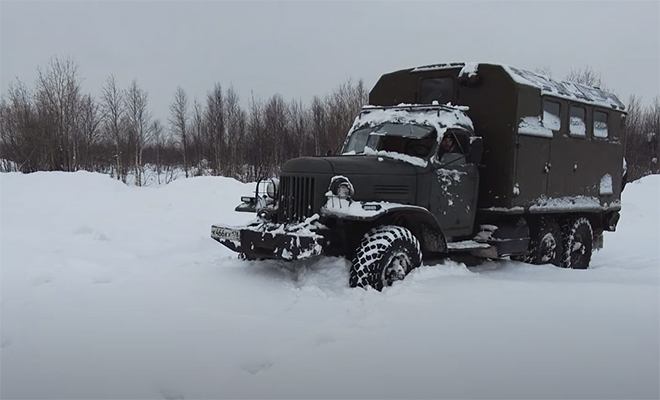 ЗИЛ-157 простоял на улице на Севере полгода, а потом его попробовали откопать и завести. Видео