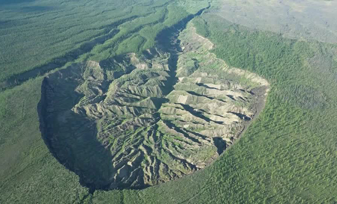 60 лет назад в Якутской тайге нашли свежий овраг. Сегодня он уже больше километра в ширину и продолжает расти