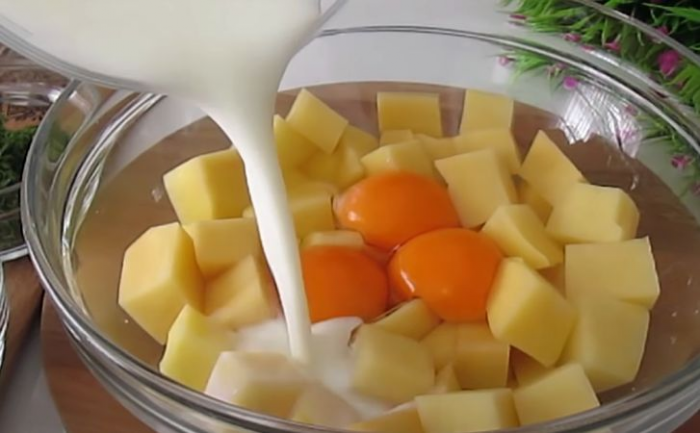 Добавляем в блинное тесто картофель. Добавляет изюминку во вкус и шикарно сочетается с мясной начинкой