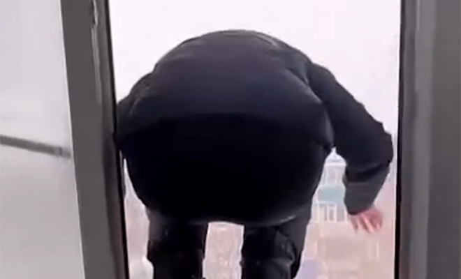 Камчатку завалило снегом настолько, что один из жителей смог выйти в окно пятого этажа. Видео