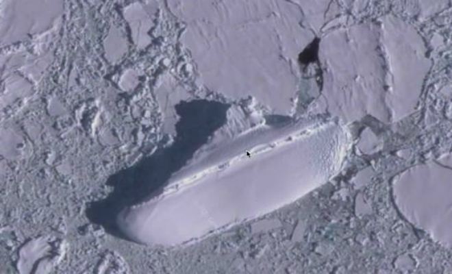 Корабль во льдах Антарктиды: спутниковый археолог увидел неизвестное судно, лежащее на боку в ледовом плену