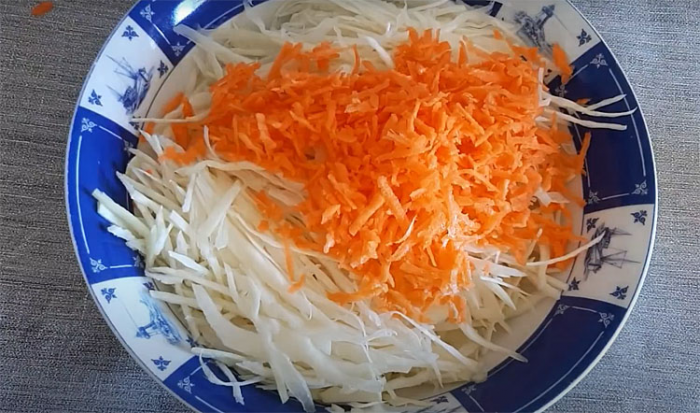 Капустный пирог на сковороде. Делается в два счета, можно готовить даже на завтрак