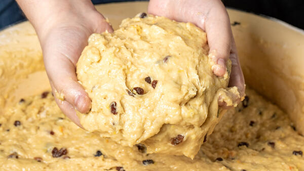 Миска с кипятком или сливки: 5 способов спасти тесто для кулича, если оно не поднялось