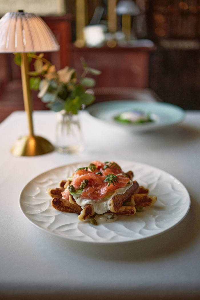 Сморчки, моти и часы от Раппопорта: чем живёт ресторанная Москва в апреле