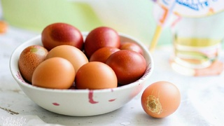 Доставай каркаде и лук. Как красиво покрасить яйца к Пасхе без химии?