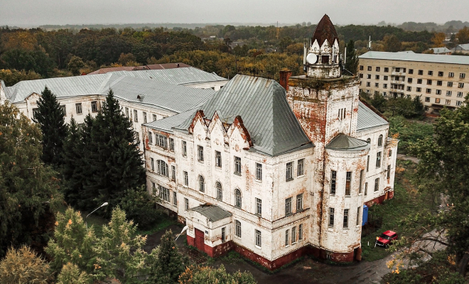 Осмотр огромного заброшенного замка в Тамбовской области. Кто здесь жил и что внутри