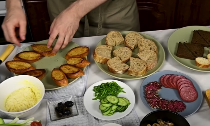 Идеи бутербродов на Новый год. 5 вкусов из самых разных продуктов