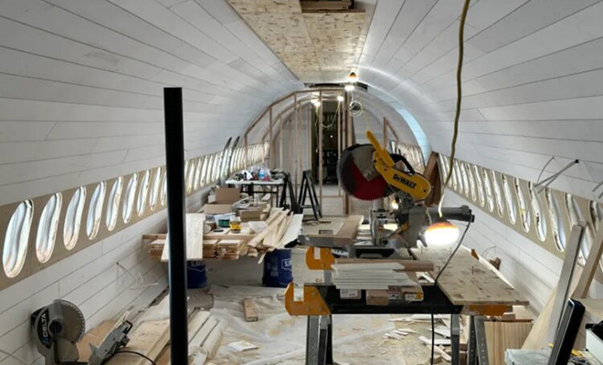 Пилот из Арктики превратил списанный самолет в квартиру: как она выглядит внутри