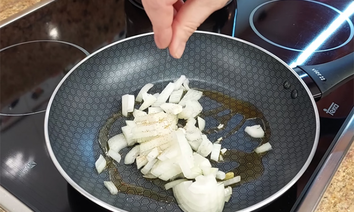 Сочный рецепт рыбных котлет совсем без запаха: вся тонкость в спрятанном внутри масле