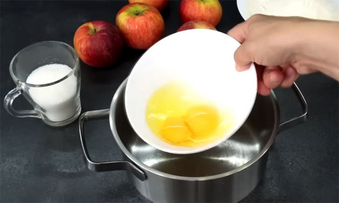 Быстрый пирог, но по вкусу это почти торт. Hачинка из яблок сама превращается в крем