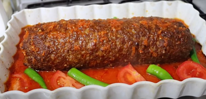 Раскатали лист фарша, добавили начинку и рулет готов. Даже на праздник подать не стыдно