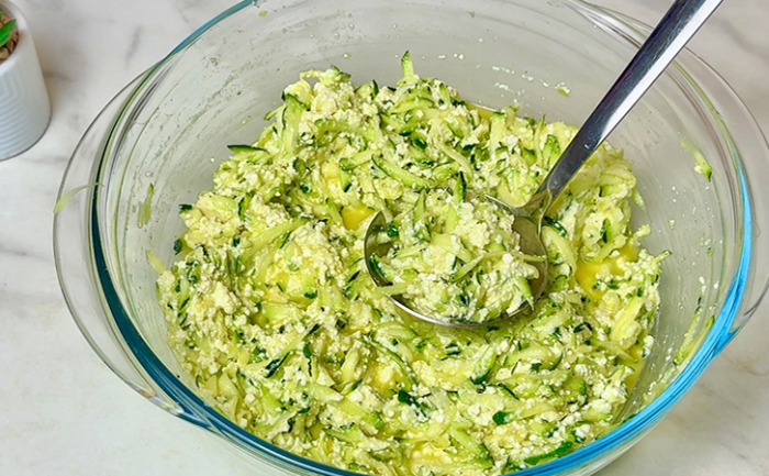 Натрите кабачки и добавьте 2 яйца. Идеальный завтрак на самую жару, готовится на скорую руку