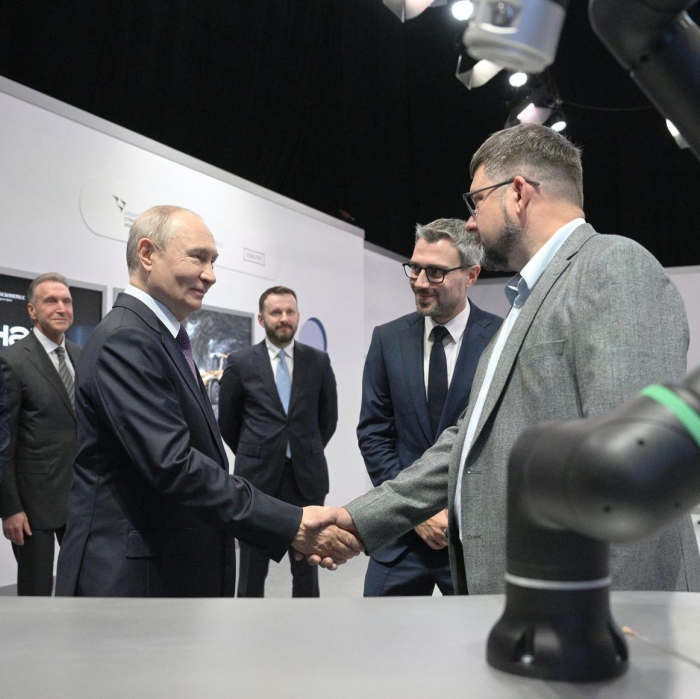 Партнерская компания Ростеха познакомила Владимира Путина с серийными коботами для промышленности