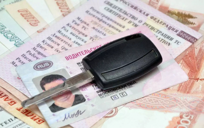 Какой штраф грозит за управление авто с просроченными правами?