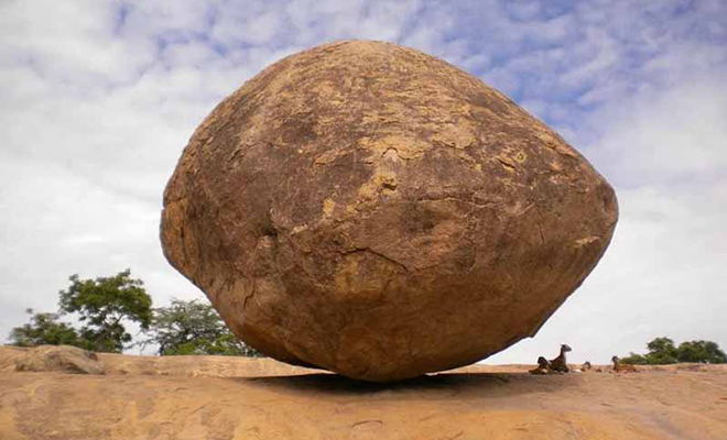 250-тонный камень стоит на склоне холма в Индии уже 1500 лет и не скатывается