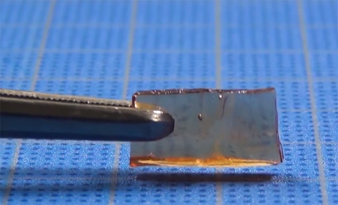 Японцы изобрели стекло, которое само восстанавливается. На видео трещина затягивается сама