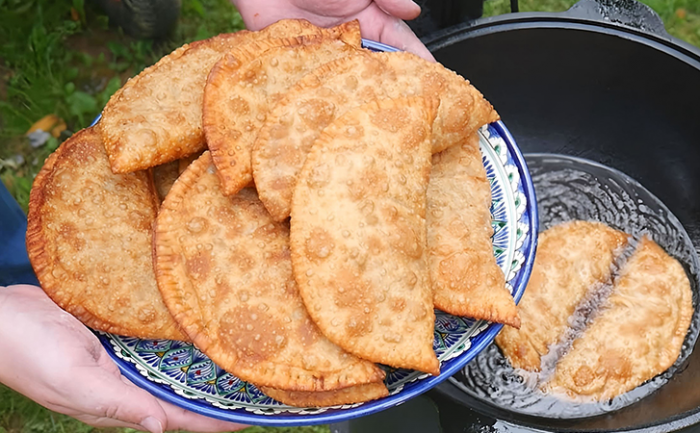 Чебуреки как из советской чебуречной: сока внутри столько, что выливается словно бульон