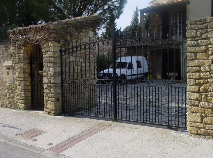 Ворота для частного дома: как выбрать эффектную защиту? (38 фото)