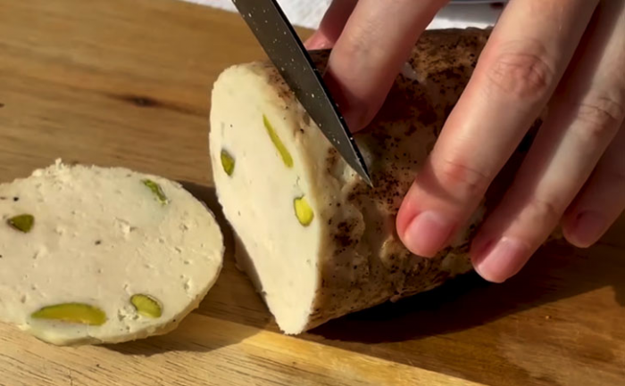 Домашняя куриная колбаса, ей уступит даже дорогая ветчина. Готовим прямо с стакане