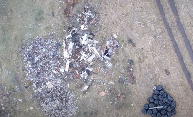 Безработного наняли убрать поле мусора, дали деньги, а потом незаметно подсмотрели, на что он их потратит