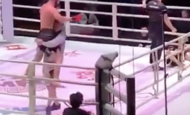 Боксер провел запрещенный прием и радовался близкой победе, но карма настигла через 15 секунд