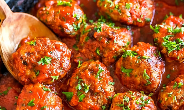 Смешиваем гречку и фарш в пропорции 1:1. Разницы по вкусу не заметно, но теперь котлеты и дешевле, и сочнее