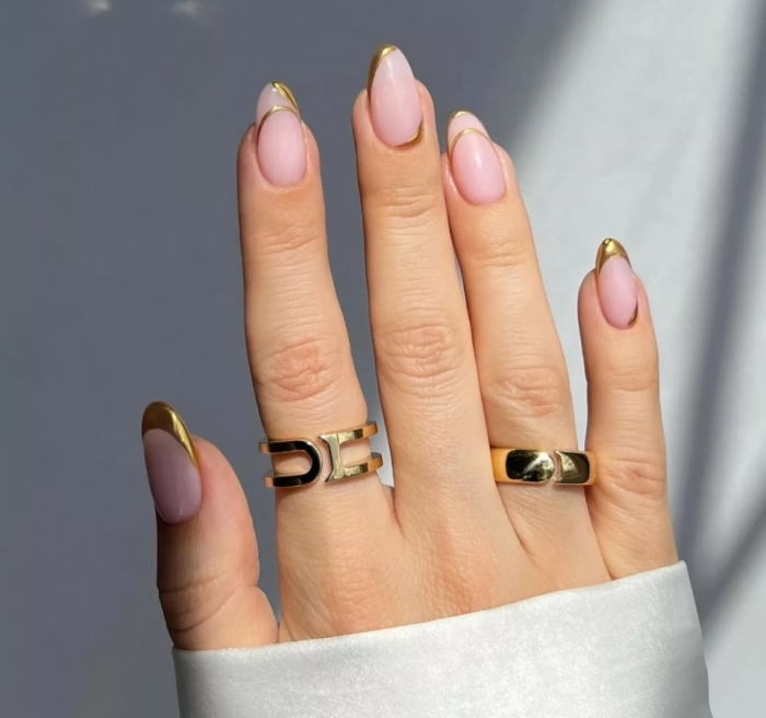 Маникюр на 8 Марта: идеи с фото