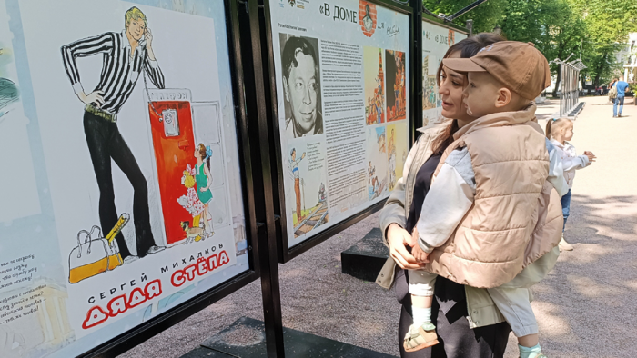 «Дядя Степа» — вечно молодой: на Гоголевском бульваре показывают биографию страны в рисунках к книге Михалкова