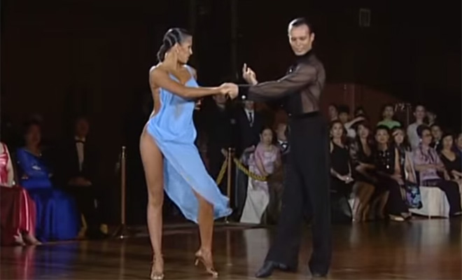 Откровенное платье танцовщицы заставило судей подарить паре победу. Да зачем они вообще танцевали!
