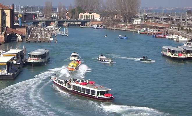 Как работает скорая помощь в Венеции, где дорог в городе нет. Турист снял видео