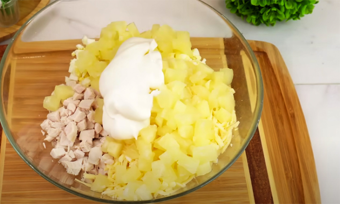 Свежая идея для салата на новогоднем столе. Куриная грудка, сыр и немного ананаса