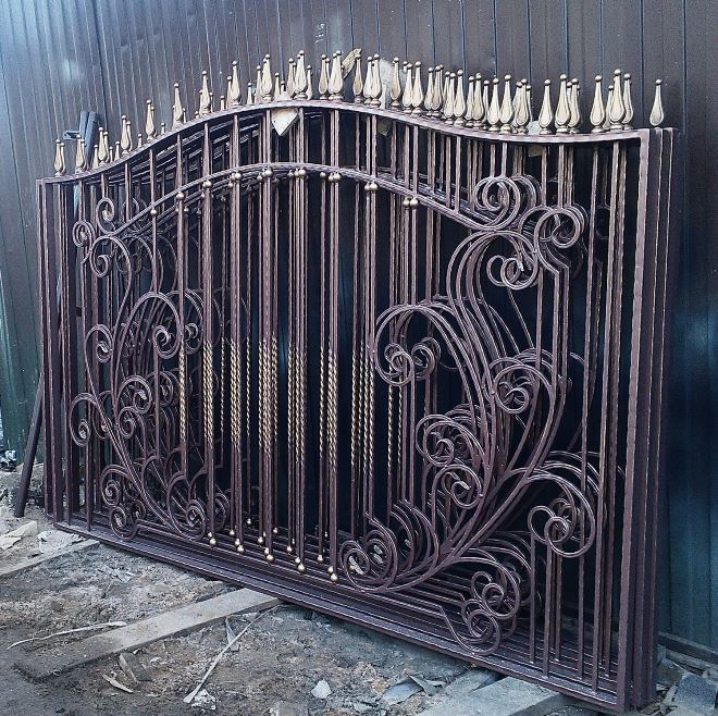 Кованые заборы: разновидности, преимущества и уход (102 фото)