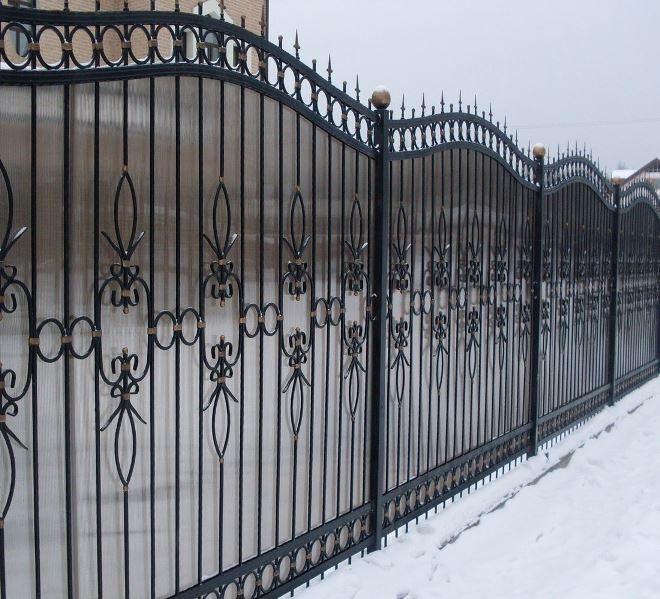Кованые заборы: разновидности, преимущества и уход (102 фото)