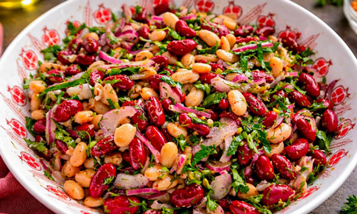 Грузинский салат «Красное и белое»: 2 банки фасоли и такая заправка, что ее вымакают до капли