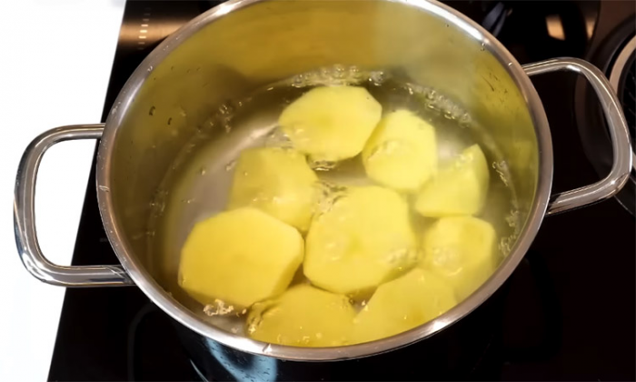 Пирожки «Ленивые», без лепки и хлопот: собираются за 5 минут сразу с начинкой, а жарятся еще быстрее