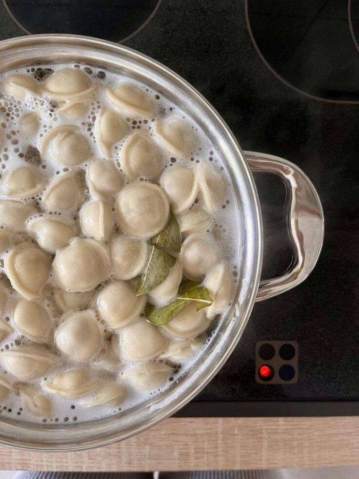 Зачем при варке пельменей добавляют стакан холодной воды и как это связано с физикой
