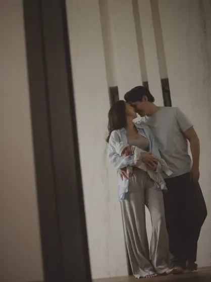 Бойфренд онкобольной Лерчек показал редкие фото с ней по случаю двух месяцев со дня рождения их сына