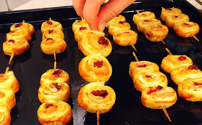 Закуска покоряет с первого взгляда. Мини-шашлычки в хрустящем тесте на аккуратных шпажках