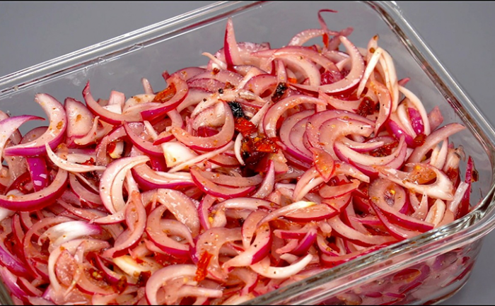 Моментальный салат из сплошного лука: из-за маринада горечи нет, зато вкус усилился