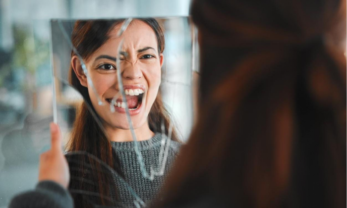 Как лучше вести себя, если рядом человек со странностями, объяснил психиатр Мещеряков