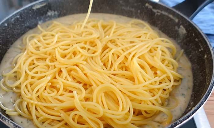 Макароны как в ресторане на Средиземноморье, а в основе обычные консервы. Затрат почти никаких