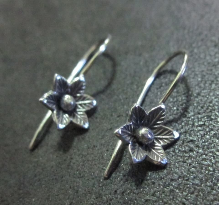 Украшения с цветами на 8 Марта