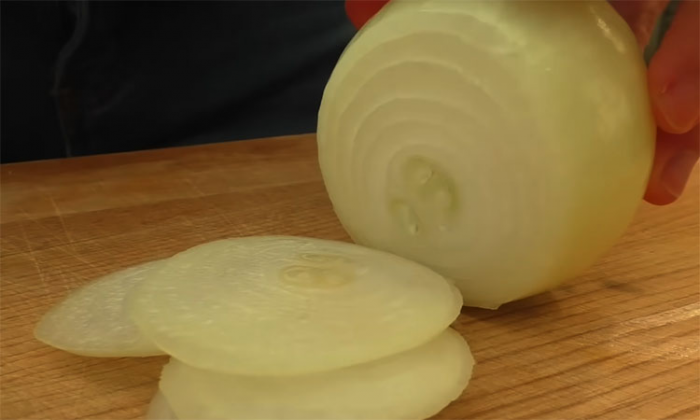 Секрет мягкого маринованного лука к шашлыку: хрустящий но нежный, без резкого запаха